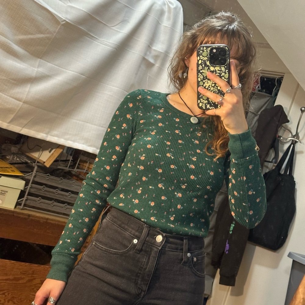 American Eagle Green Floral Long Sleeve Tee